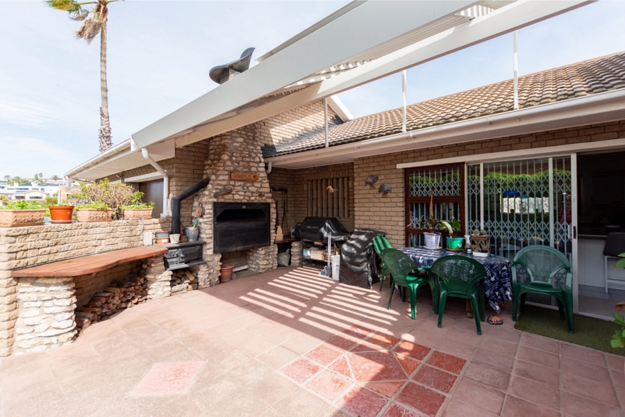 5 Bedroom Property for Sale in Middedorp Western Cape